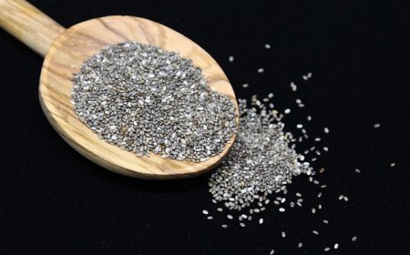 Chia Seeds vs. Biji Selasih: Apa Bedanya?