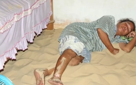 Desa Legung Timur: Tradisi Unik Tidur di Atas Pasir