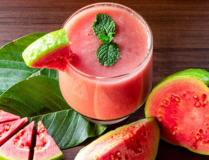 Jambu Biji Merah: Buah Sederhana yang Memaksa Sel Kanker Hati ‘Bunuh Diri’