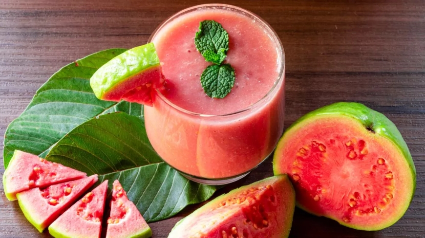 Jambu Biji Merah: Buah Sederhana yang Memaksa Sel Kanker Hati ‘Bunuh Diri’