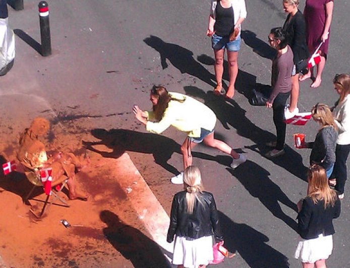 Tradisi Unik Denmark: Ulang Tahun ke-25 “Diserang” Kayu Manis