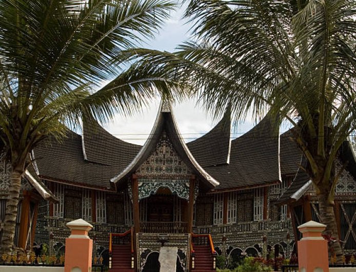 Budaya Minangkabau dan Sistem Matrilineal: Tradisi Anak Laki-Laki Tidak Tinggal di Rumah Orang Tua