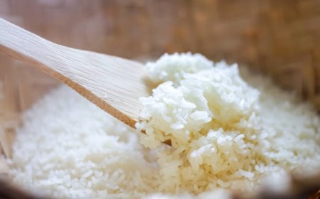 Memasak Nasi dengan Minyak Kelapa: Fakta Nutrisi dan Mekanisme Ilmiahnya