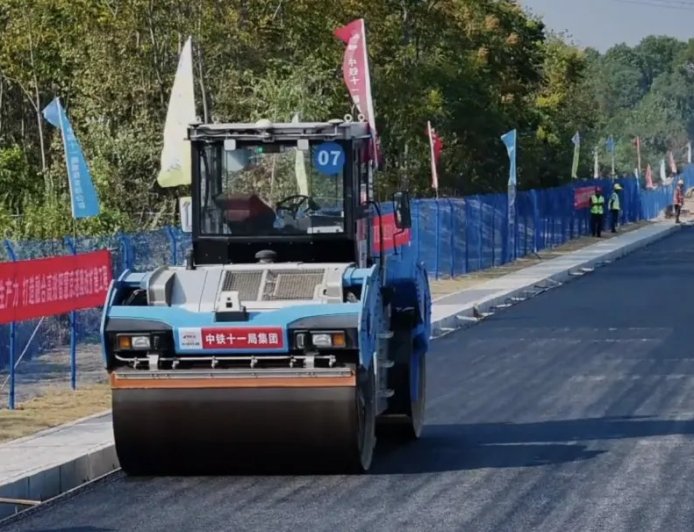 China Selesaikan Pelapisan Ulang Jalan Tol 158 Km Tanpa Pekerja di Lokasi