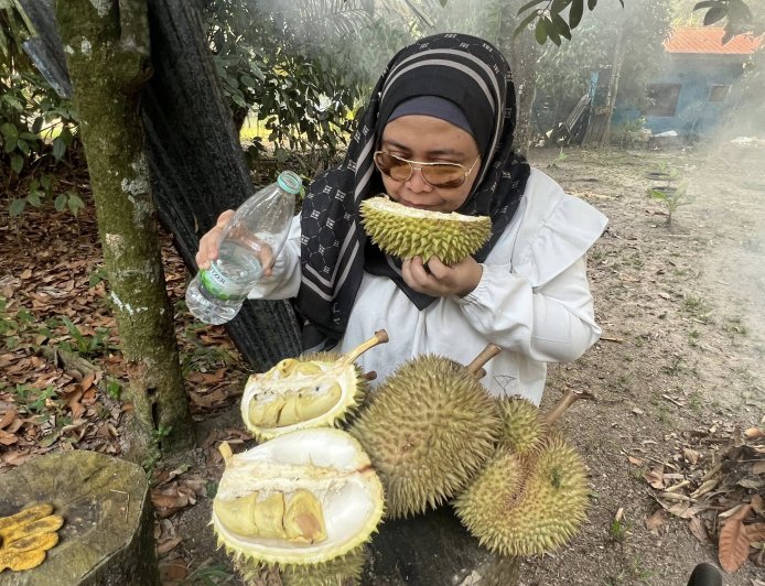 Abis Makan Durian Kok Disuruh Minum Air dari Kulitnya? Ini Penjelasan di Baliknya