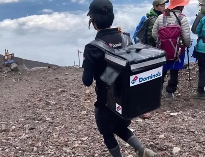 Kurir Pizza di Jepang Mendaki Gunung Fuji Demi Antar Satu Pesanan, Biaya Kirim Capai Rp15 Juta