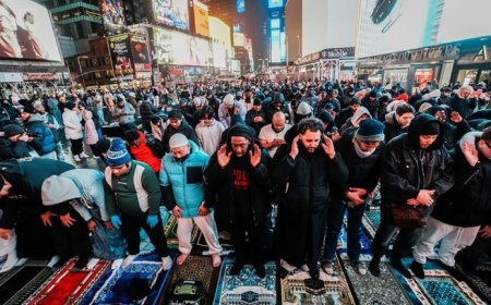 Salat Tarawih di Times Square: Ribuan Muslim Ramaikan Jantung Kota New York