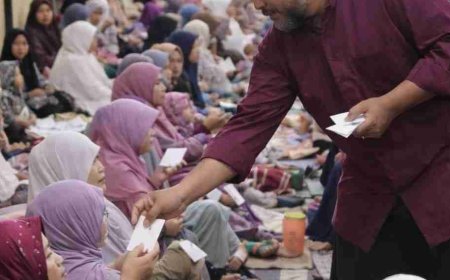 Tarawih Rasa “Open Gate”: Tradisi Amplop di Masjid Agung Sumenep yang Selalu Ditunggu Jamaah