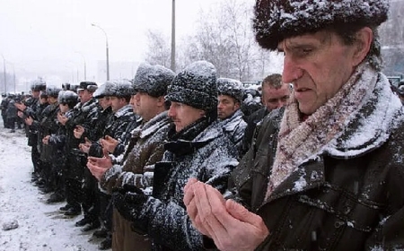 Salat Jumat di Tengah Salju Rusia: Ketika Iman Berdiri di Atas Dingin yang Membeku