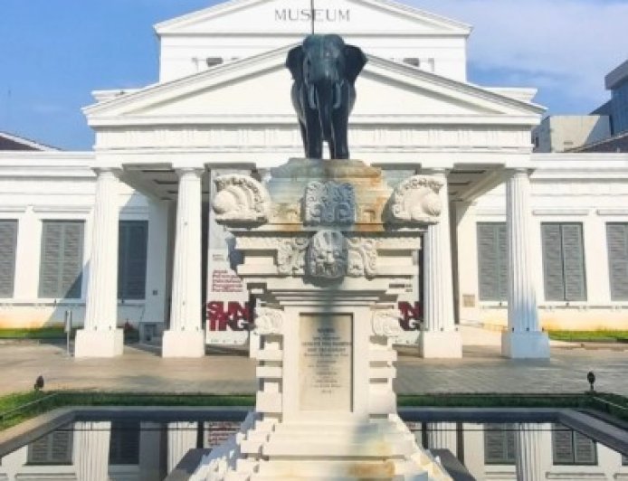 Patung Gajah di Depan Museum Nasional: Dibayar Mahal dengan Arca Borobudur dan Prambanan