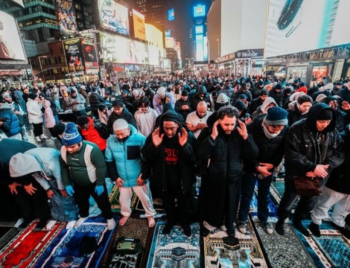 Salat Tarawih di Times Square: Ribuan Muslim Ramaikan Jantung Kota New York