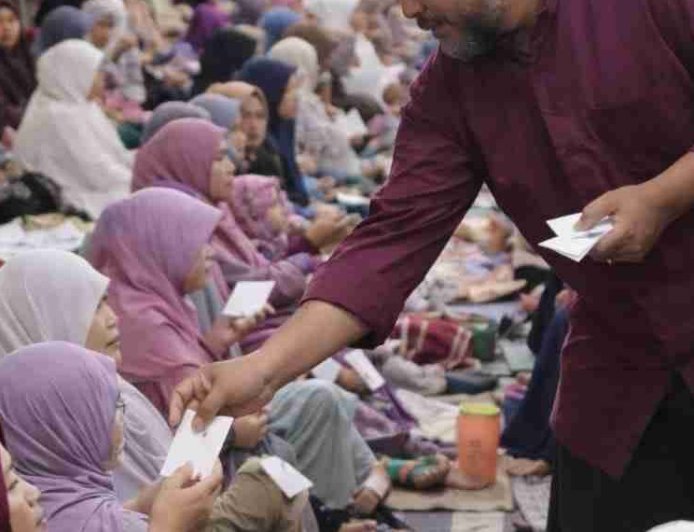 Tarawih Rasa “Open Gate”: Tradisi Amplop di Masjid Agung Sumenep yang Selalu Ditunggu Jamaah