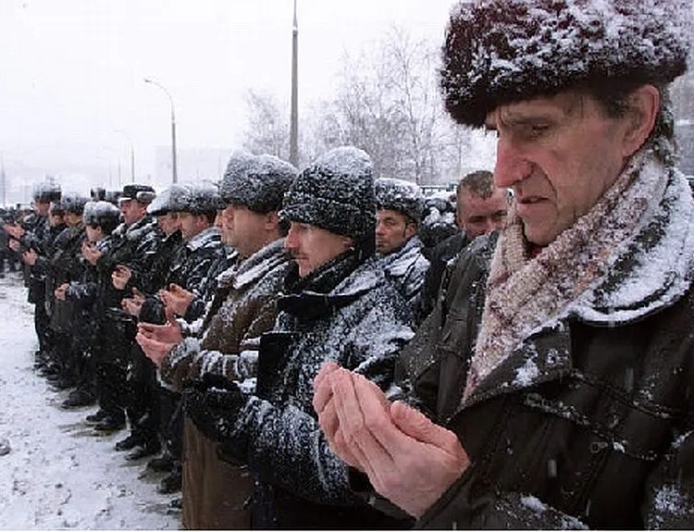 Salat Jumat di Tengah Salju Rusia: Ketika Iman Berdiri di Atas Dingin yang Membeku