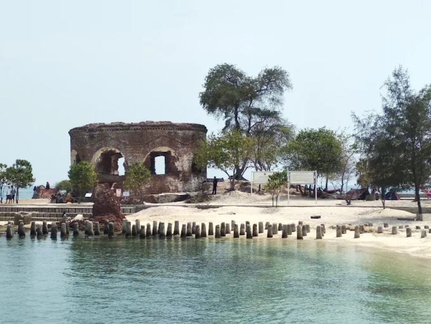 Pulau Onrust: Dari Persinggahan Kapal hingga Saksi Kelam Penjara dan Kekerasan Kolonial