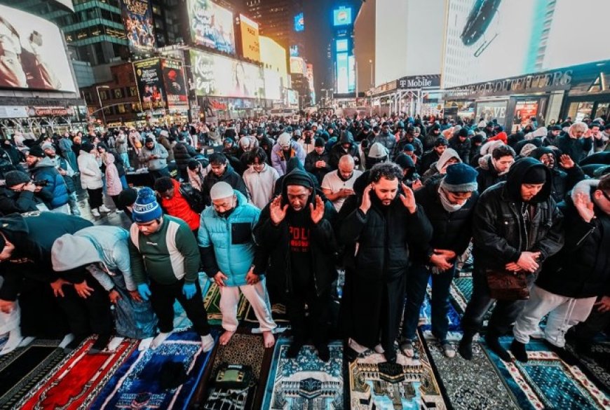 Salat Tarawih di Times Square: Ribuan Muslim Ramaikan Jantung Kota New York