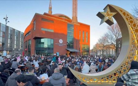 The Street Iftar di Amsterdam: Ribuan Warga Berkumpul di Dam Square, Kirim Doa untuk Gaza