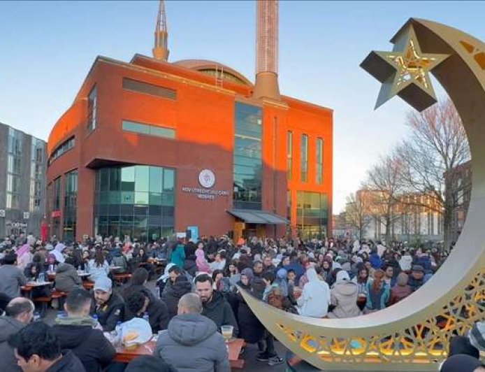 The Street Iftar di Amsterdam: Ribuan Warga Berkumpul di Dam Square, Kirim Doa untuk Gaza