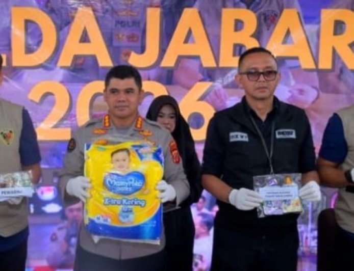 Kasus gudang makanan kedaluwarsa di Sumedang terungkap. Modus ubah tanggal expired jadi ancaman serius bagi kesehatan masyarakat Indonesia.