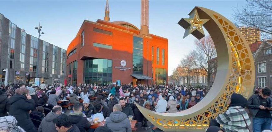 The Street Iftar di Amsterdam: Ribuan Warga Berkumpul di Dam Square, Kirim Doa untuk Gaza