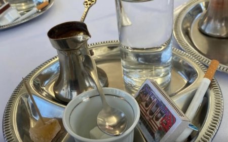 Tradisi Unik di Kafe Bosnia: Kopi Disajikan Bersama Rokok
