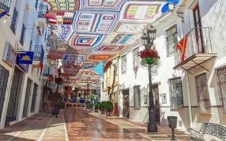 Rajutan Ibu-Ibu di Spanyol Ini Bukan Sekadar Seni, Tapi Juga Bikin Jalanan Lebih Sejuk