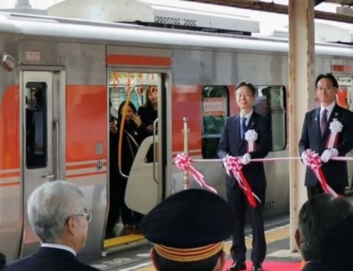 Kereta Wisata Eksklusif di Jepang Tawarkan Pengalaman Menikmati Gunung Fuji