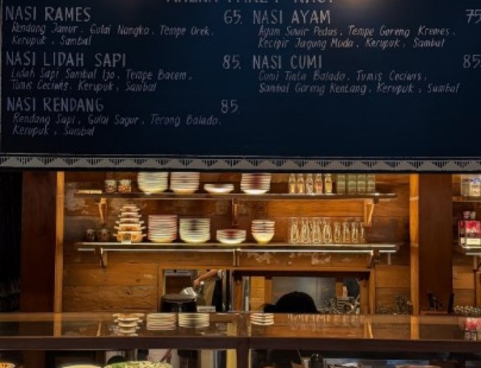 Warteg “Fancy” dan Realita Kelas Menengah: Gaya Hidup Naik, Daya Beli Turun?