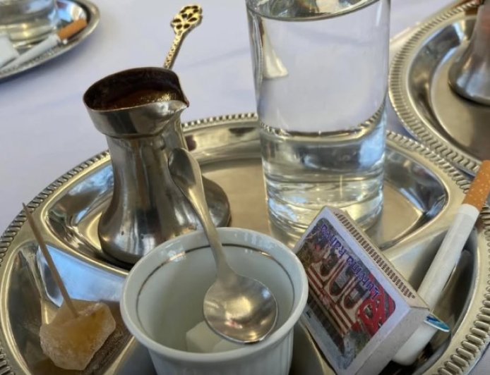 Tradisi Unik di Kafe Bosnia: Kopi Disajikan Bersama Rokok