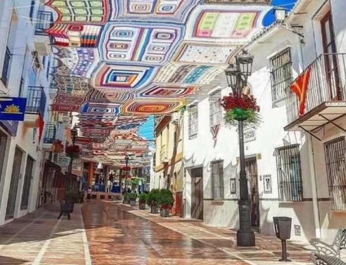 Rajutan Ibu-Ibu di Spanyol Ini Bukan Sekadar Seni, Tapi Juga Bikin Jalanan Lebih Sejuk