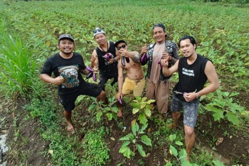 Dari Jalanan ke Ladang: Komunitas Punk Gunungkidul Ini Bangun Rumah dari Hasil Panen