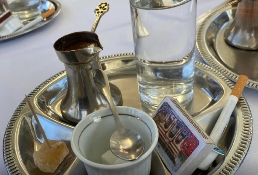 Tradisi Unik di Kafe Bosnia: Kopi Disajikan Bersama Rokok