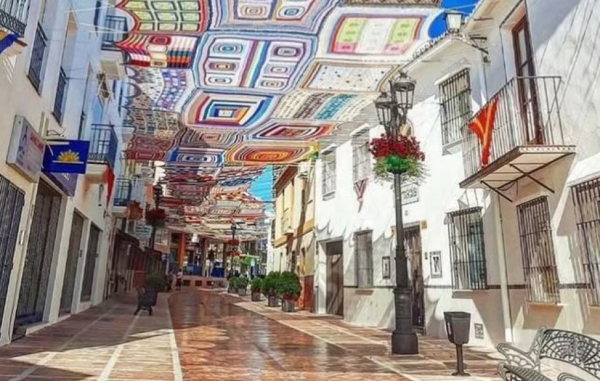 Rajutan Ibu-Ibu di Spanyol Ini Bukan Sekadar Seni, Tapi Juga Bikin Jalanan Lebih Sejuk