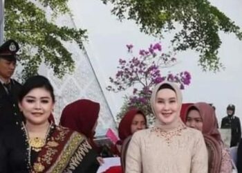 Ketua Tim Penggerak PKK Kabupaten, Ny Hj. Dessy Afriyani Adipati menghadiri upacara peringatan HUT Bhayangkara Ke-77 Tingkat Kabupaten Way Kanan Tahun 2023
