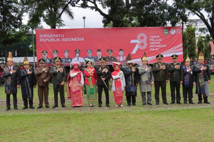 Kapolres Pematag Siantar Dan Ketua Bhayangkari Ikuti Upacara Puncak HUT RI Ke-78