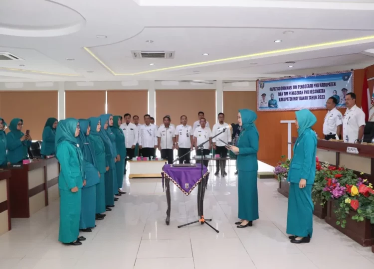 Ny Hj Dessy Afriyanti Adipati pimpin rapat koordinasi dan melantik Ketua Tim Penggerak PKK Kecamatan