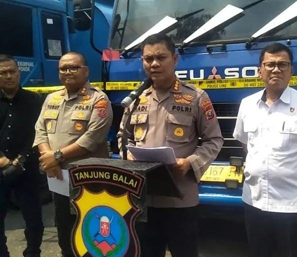 Polda Sumut dan Polres Tanjungbalai Ungkap Kasus Penyalahgunaan Pengangkutan BBM Tanpa Izin Polda Sumut dan Polres Tanjungbalai Ungkap Kasus Penyalahgunaan Pengangkutan BBM Tanpa Izin