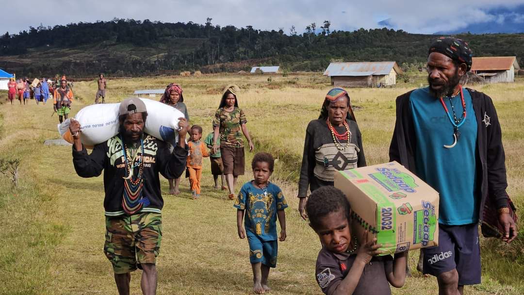 Kapolri Salurkan 264,7 Ton Beras dan 1500 Sembako untuk Warga Papua yang Terdampak Kekeringan Kapolri Salurkan 264,7 Ton Beras dan 1500 Sembako untuk Warga Papua yang Terdampak Kekeringan