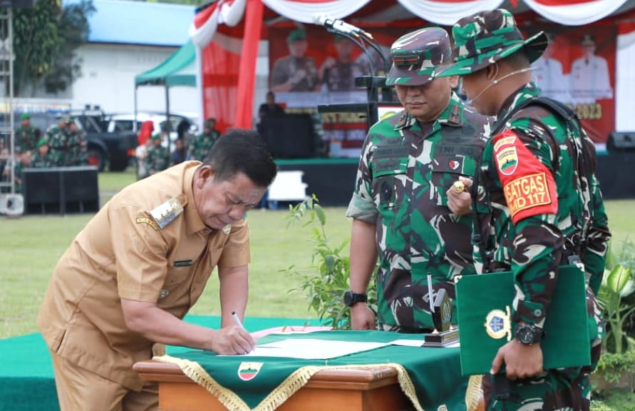 Penutupan TMMD Ke-117 TA 2023, Bupati Radiapoh: "Terima Kasih Atas Kemanunggalan TNI dengan Rakyat" Penutupan TMMD Ke-117 TA 2023, Bupati Radiapoh: "Terima Kasih Atas Kemanunggalan TNI dengan Rakyat"