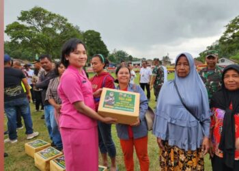 Penutupan TMMD Ke-117, Ketua Bhayangkari Cabang Simalungun Bagikan Tali Asih Kepada Masyarakat