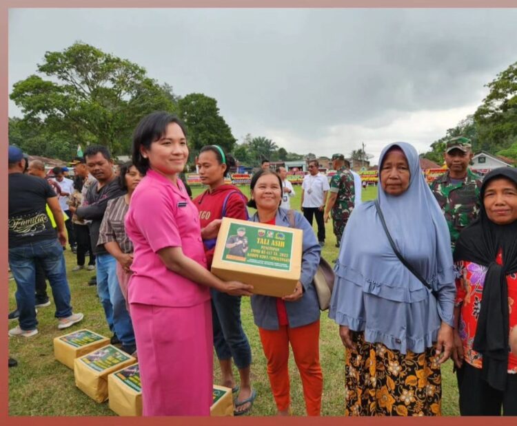 Penutupan TMMD Ke-117, Ketua Bhayangkari Cabang Simalungun Bagikan Tali Asih Kepada Masyarakat