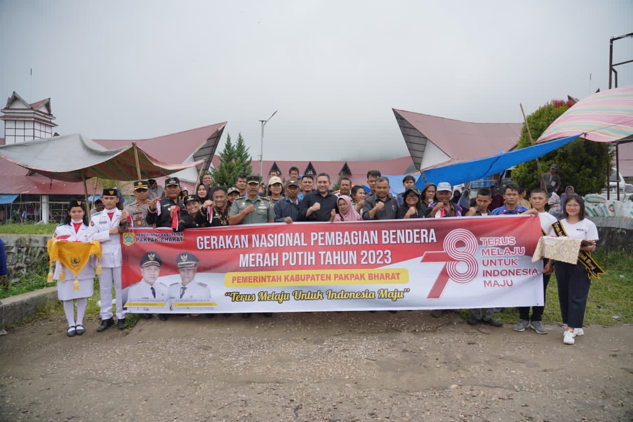 Susuri Kecamatan Salak, Bupati Pakpak Bharat Bagikan Ribuan Bendera Merah Putih Susuri Kecamatan Salak, Bupati Pakpak Bharat Bagikan Ribuan Bendera Merah Putih