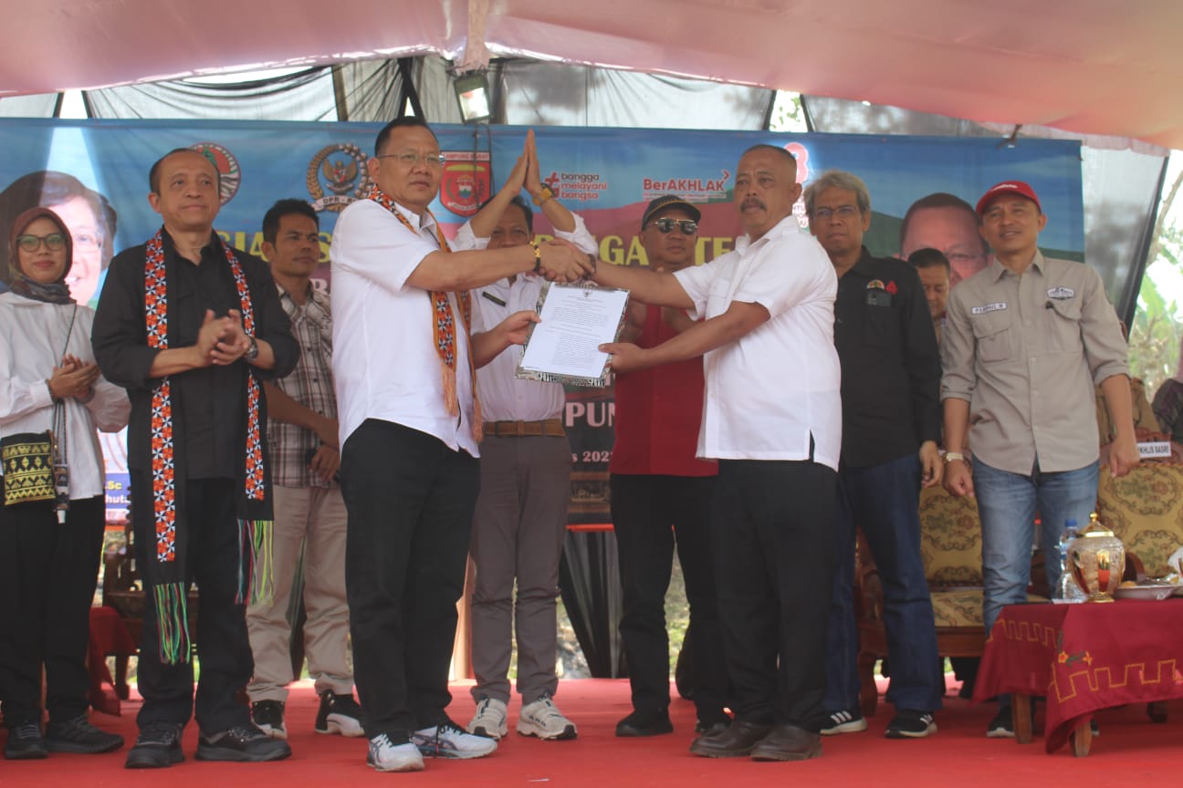 Isak Tangis Masyarakat Pekon Sukapura Usai Terima SK Menteri LHK Tentang Pembebasan Hutan Kawasan Isak Tangis Masyarakat Pekon Sukapura Usai Terima SK Menteri LHK Tentang Pembebasan Hutan Kawasan