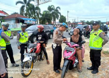 Meriahkan HUT RI ke-78, Satlantas Polres Simalungun Gelar Pembagian Bendera Merah Putih 