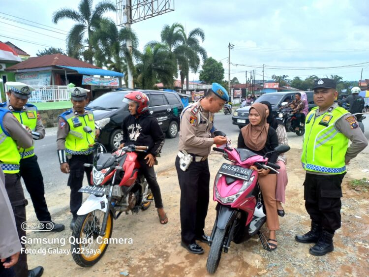 Meriahkan HUT RI ke-78, Satlantas Polres Simalungun Gelar Pembagian Bendera Merah Putih 