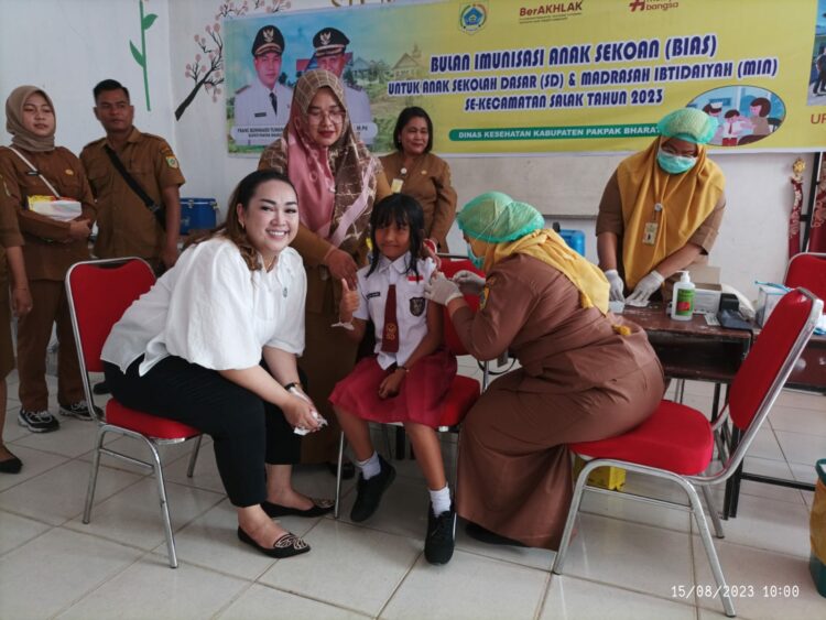 Ketua TP PKK Pakpak Bharat Kunjungi SD N 030412 Salak Pencanangan Pelaksanaan BIAS dan HPV