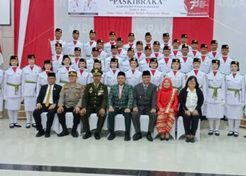 Bupati Franc Bernhard Kukuhkan Paskibraka Tingkat Kabupaten Pakpak Bharat Tahun 2023