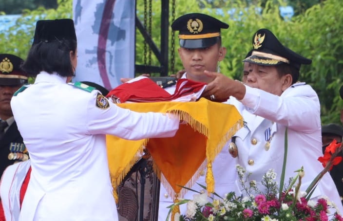 Di Bawah Rintik Hujan, Upacara HUT ke-78 Kemerdekaan RI Pemkab Simalungun Berlangsung Hikmat Di Bawah Rintik Hujan, Upacara HUT ke-78 Kemerdekaan RI Pemkab Simalungun Berlangsung Hikmat