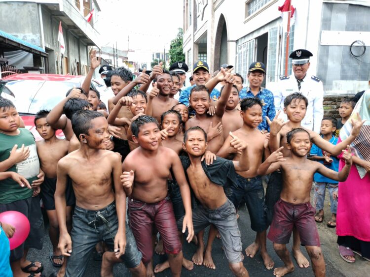 Camat Sitalasari Bawa Seluruh Lurah Jumpai Warga di HUT ke-78 Kemerdekaan RI