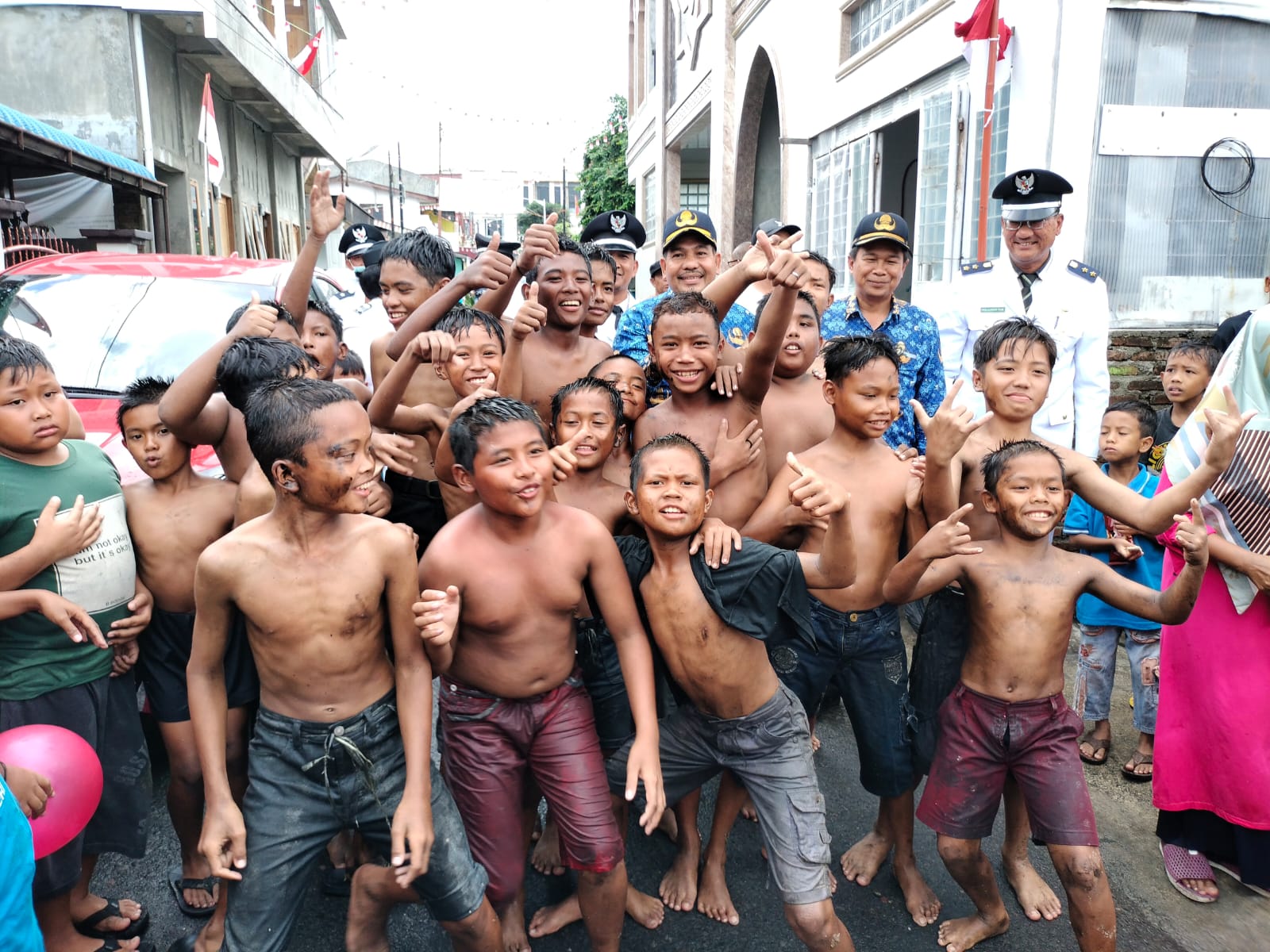 Camat Sitalasari Bawa Seluruh Lurah Jumpai Warga di HUT ke-78 Kemerdekaan RI Camat Sitalasari Bawa Seluruh Lurah Jumpai Warga di HUT ke-78 Kemerdekaan RI