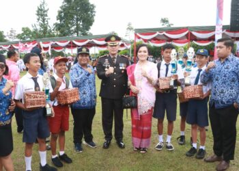 Tetap Semangat Meski Diguyur Hujan, Kapolres Didampingi Ketua Bhayangkari Simalungun Ikuti Upacara HUT RI Ke-78